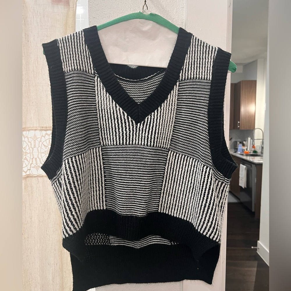 Sleeveless black and white sweater
